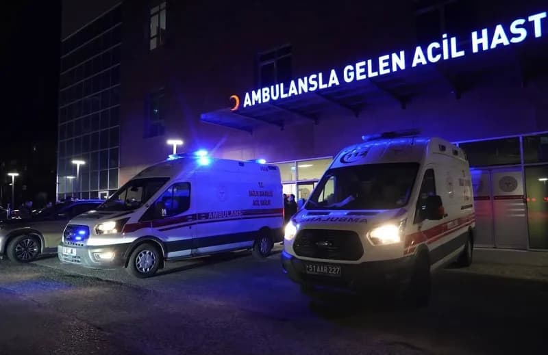 Niğde Bor ilçesinde tır ile hafif ticari aracın çarpıştığı trafik kazası sonrası olay yeri