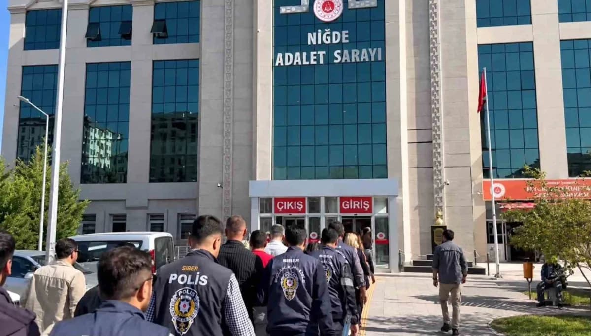 Niğde merkezli yasa dışı bahis operasyonunda polis ekipleri dijital materyallerle inceleme yapıyor