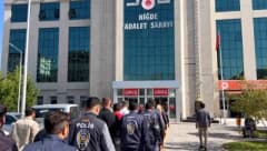 Niğde merkezli yasa dışı bahis operasyonunda polis ekipleri dijital materyallerle inceleme yapıyor