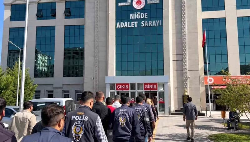 Niğde merkezli yasa dışı bahis operasyonunda polis ekipleri dijital materyallerle inceleme yapıyor
