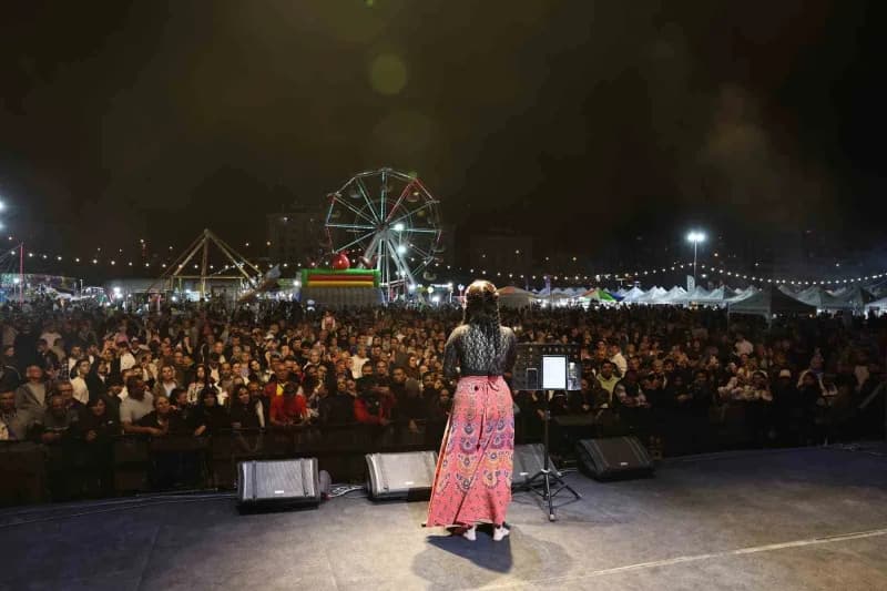 Nilüfer Balkan Panayırı’nda sahnede performans sergileyen sanatçılar ve ziyaretçiler