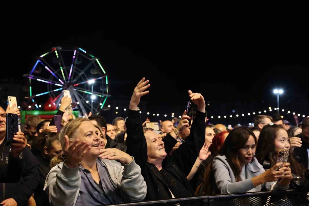 Nilüfer Balkan Panayırı’nda sahnede Suzan Kardeş konser verirken kalabalık izleyici topluluğu