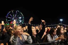 Nilüfer Balkan Panayırı’nda sahnede Suzan Kardeş konser verirken kalabalık izleyici topluluğu
