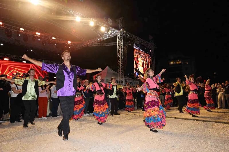 Nilüfer Belediyesi ve Bal-göç iş birliğiyle düzenlenen 14’üncü Nilüfer Balkan Panayırı’nın ilk günü dolu dolu geçti. Bal