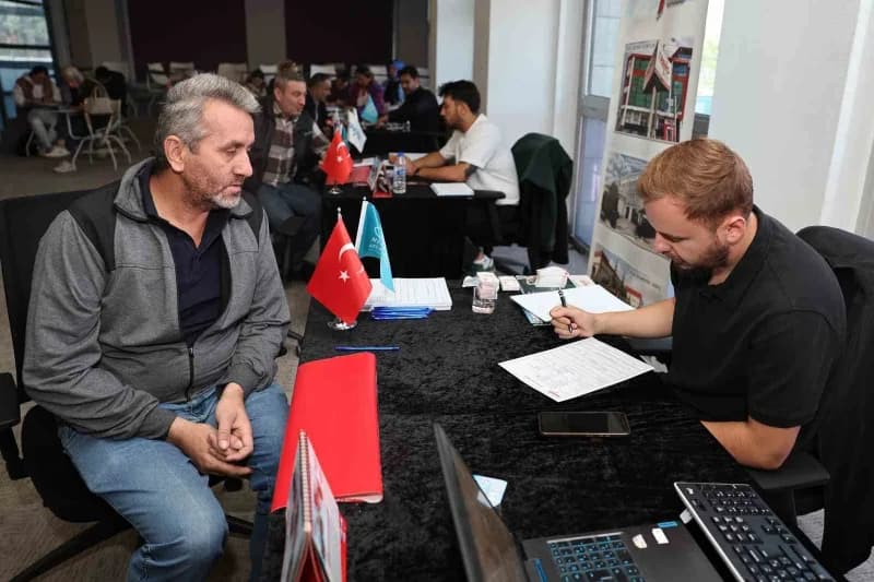 Nilüfer Belediyesi, iş arayanlar ile iş verenleri buluşturduğu toplu iş mülakatıyla 125 kişiye istihdam kapısı araladı.