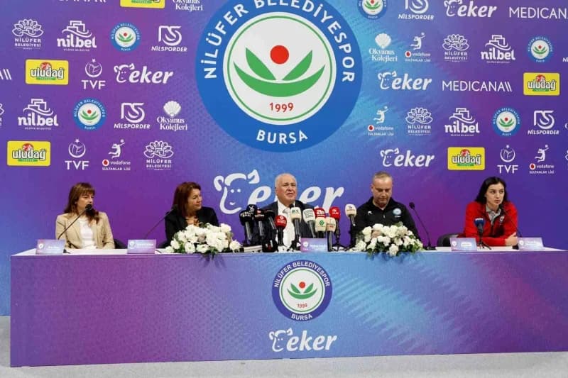 Nilüfer Belediyespor Eker Kadın Voleybol Takımı oyuncuları ve teknik ekibi Bursa Cengiz Göllü Voleybol Salonu'nda yeni s