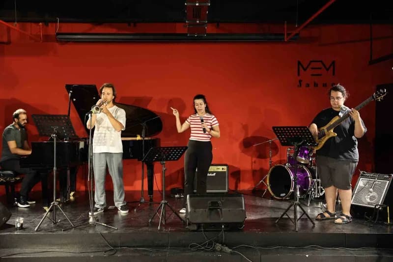 Nilüfer Uluslararası Caz Okulu’nda genç müzisyenlerin eğitim aldığı müzik dersi