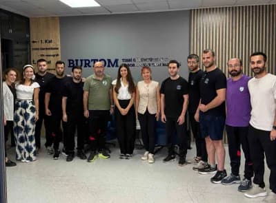 Nilüfer Görme Engelliler Spor Kulübü sporcuları ve BURTOM Sağlık Grubu yetkilileri birlikte