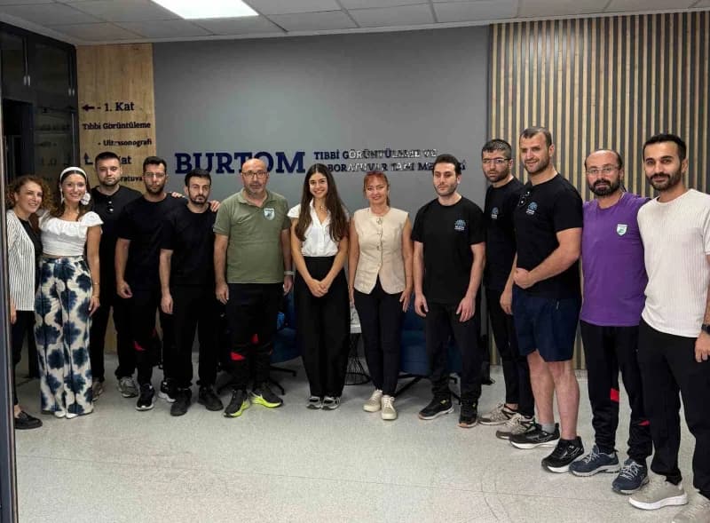 Nilüfer Görme Engelliler Spor Kulübü sporcuları ve BURTOM Sağlık Grubu yetkilileri birlikte