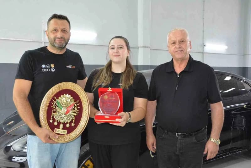 Balıkesir’de 3,5 yıldır babasının yanında oto boya sektöründe çalışan Nisanur Eser, kentin ilk kadın oto boya ustası old