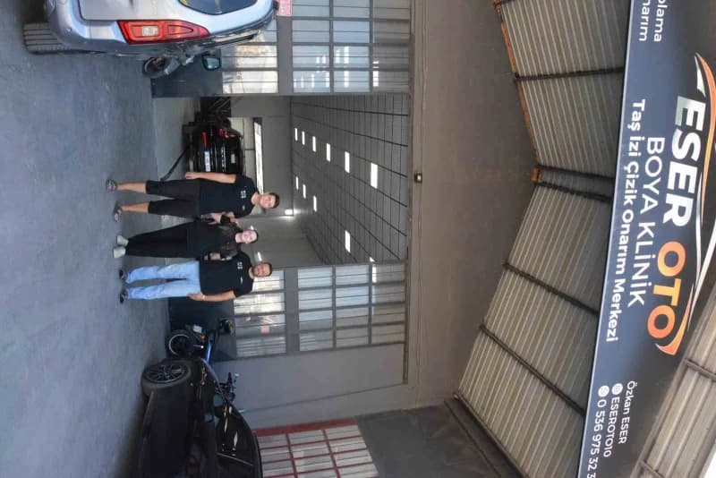 Balıkesir’de 3,5 yıldır babasının yanında oto boya sektöründe çalışan Nisanur Eser, kentin ilk kadın oto boya ustası old