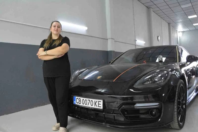 Balıkesir’de 3,5 yıldır babasının yanında oto boya sektöründe çalışan Nisanur Eser, kentin ilk kadın oto boya ustası old