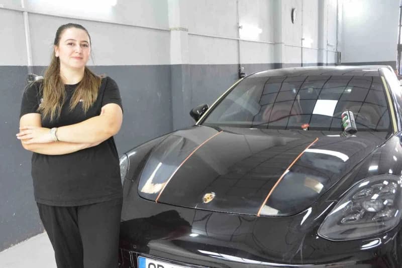 Balıkesir’de 3,5 yıldır babasının yanında oto boya sektöründe çalışan Nisanur Eser, kentin ilk kadın oto boya ustası old