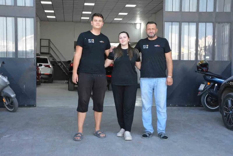 Balıkesir’de 3,5 yıldır babasının yanında oto boya sektöründe çalışan Nisanur Eser, kentin ilk kadın oto boya ustası old