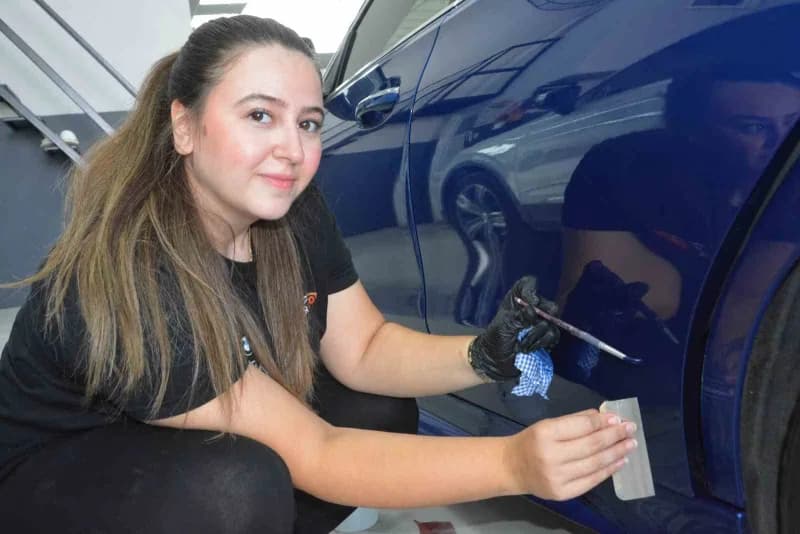 Balıkesir’de 3,5 yıldır babasının yanında oto boya sektöründe çalışan Nisanur Eser, kentin ilk kadın oto boya ustası old