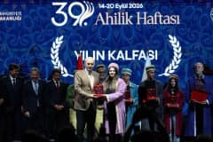Balıkesir’de oto boya sektöründe çalışan 20 yaşındaki Nisanur Eser iş yerinde araçların boya işlemlerini yaparken