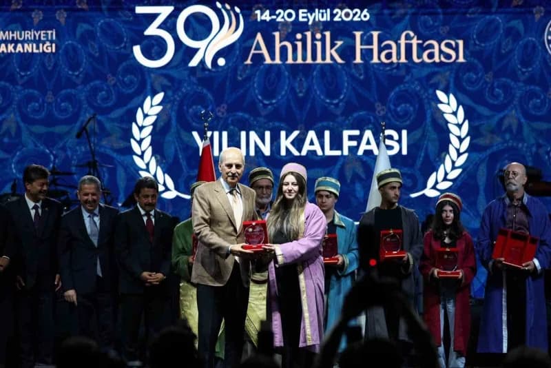 Balıkesir’de oto boya sektöründe çalışan 20 yaşındaki Nisanur Eser iş yerinde araçların boya işlemlerini yaparken