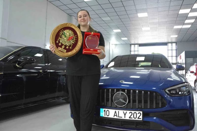 Balıkesir’de 3,5 yıldır babasının yanında oto boya sektöründe çalışan Nisanur Eser, kentin ilk kadın oto boya ustası old