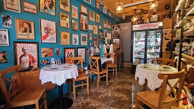 Hatay İskenderun'da 85 çeşit yöresel gazoz sunan nostalji kafenin iç mekanından eski eşyalar ve gazoz şişeleri