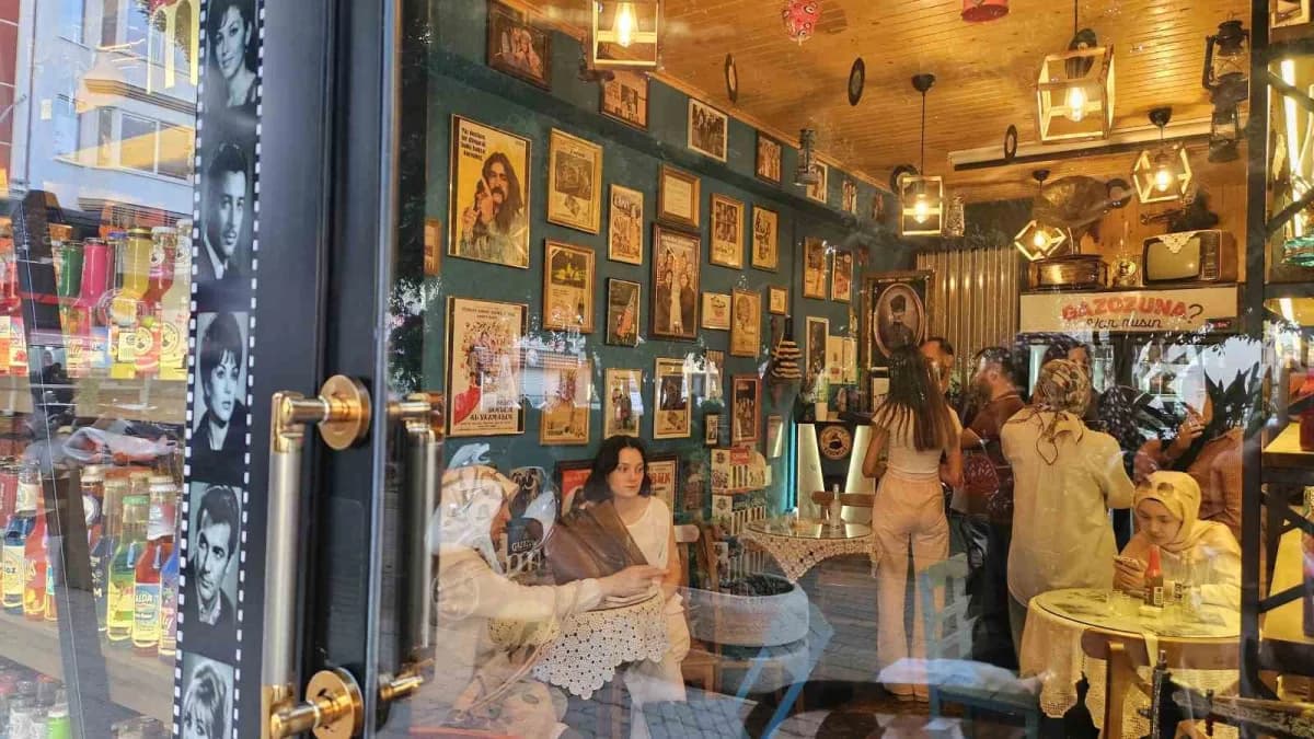 Kahramanmaraş merkezli depremlerin açtığı yaraların sarılmaya çalışıldığı Hatay’ın İskenderun ilçesindeki nostalji temal