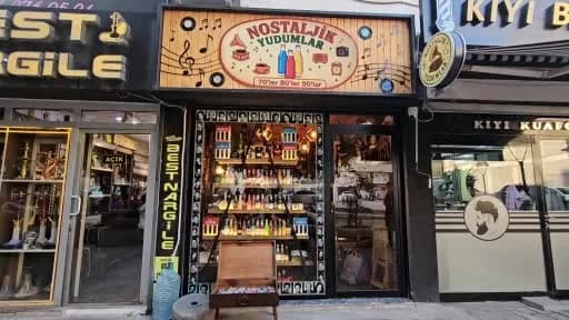 Hatay İskenderun'da 85 çeşit yöresel gazoz sunan nostalji kafenin iç mekanından eski eşyalar ve gazoz şişeleri