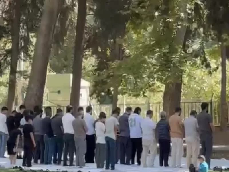 Nusaybin DSİ Barajı kıyısında piknik yapan vatandaşlar öğle namazı için saf tutuyor