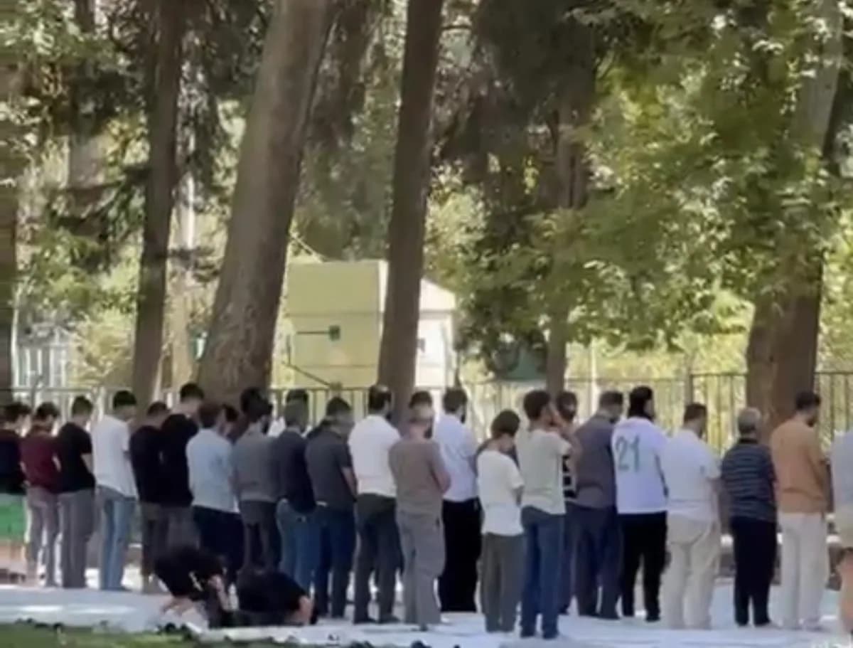Mardin'in Nusaybin ilçesinde DSİ barajı'na piknik için gelen vatandaşlar, öğle namazı vaktinde bir araya gelerek birlikt