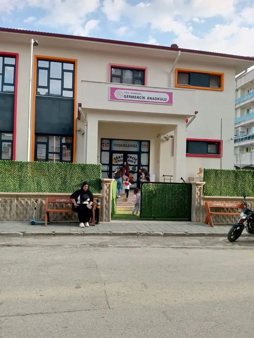 Aydın'ın Germencik’te Zabıta ekipleri öğrencilerin güvenliği için okul önleri ve geçiş noktalarında görev yapmayı sürdür