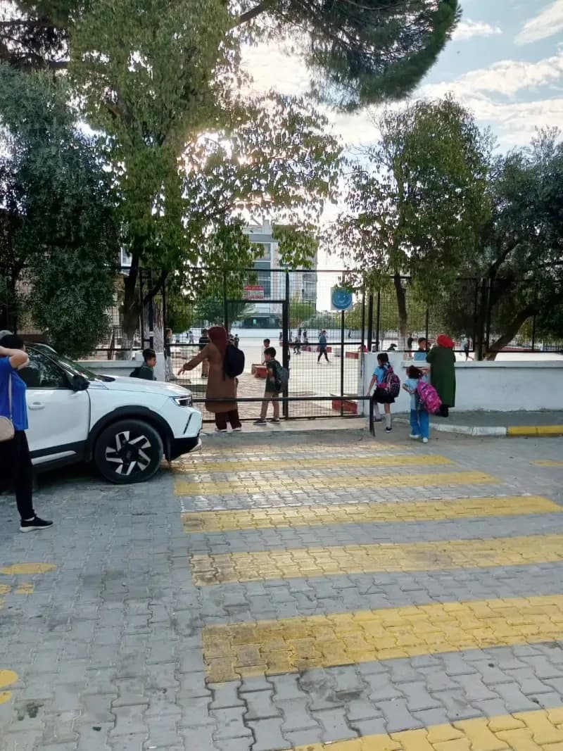 Aydın'ın Germencik’te Zabıta ekipleri öğrencilerin güvenliği için okul önleri ve geçiş noktalarında görev yapmayı sürdür