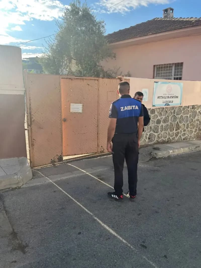 Germencik Belediyesi zabıta ekipleri okul önlerinde öğrenci güvenliği için görev yapıyor