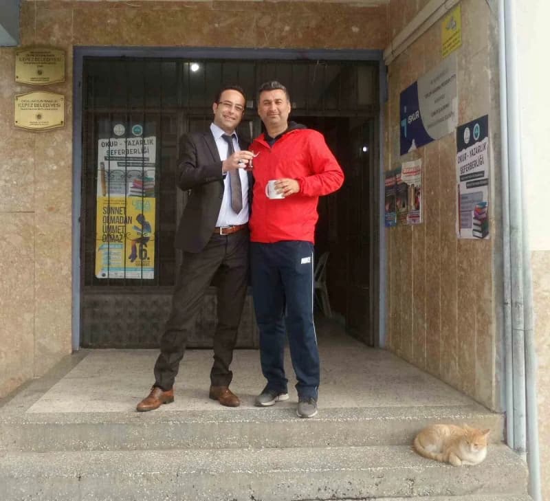 14 ay hapis yattıktan 8 yıl sonra beraat eden öğretmen görevine dönmeyi bekliyor Özgür Fırat(sağda)
