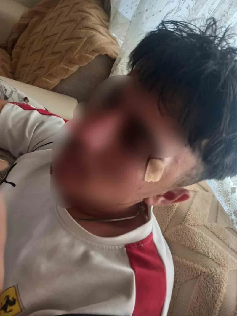 Afyonkarahisar Mesleki Eğitim Merkezi önünde bekleyen öğrenciler ve bina görüntüsü
