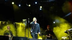 Oğuzhan Koç Edirne konserinde sahne önünde sigara içen kişiye tepki gösterirken