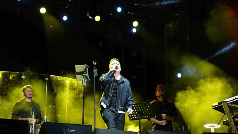 Oğuzhan Koç Edirne konserinde sahne önünde sigara içen kişiye tepki gösterirken