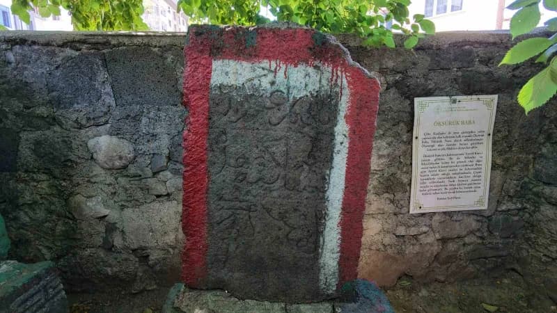 "Öksürük Baba" olarak bilinen tarihi ziyaretgâh, özellikle Öksürük rahatsızlığı yaşayan vatandaşların şifa umuduyla ziya