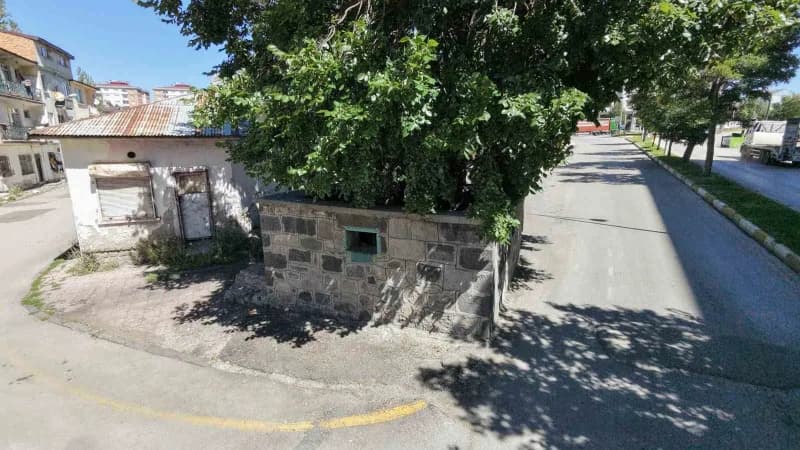 "Öksürük Baba" olarak bilinen tarihi ziyaretgâh, özellikle Öksürük rahatsızlığı yaşayan vatandaşların şifa umuduyla ziya