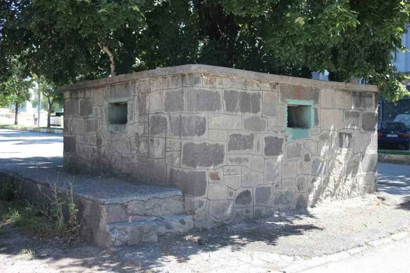 "Öksürük Baba" olarak bilinen tarihi ziyaretgâh, özellikle Öksürük rahatsızlığı yaşayan vatandaşların şifa umuduyla ziya