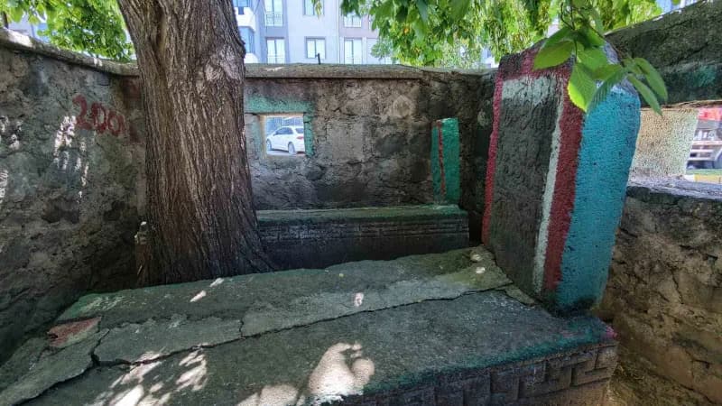 "Öksürük Baba" olarak bilinen tarihi ziyaretgâh, özellikle Öksürük rahatsızlığı yaşayan vatandaşların şifa umuduyla ziya