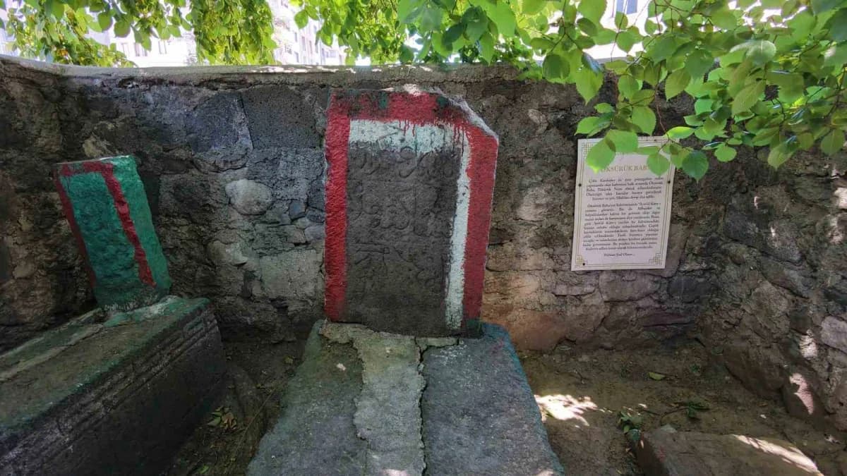 Erzurum Yakutiye ilçesinde bulunan Öksürük Baba Türbesi'nin tarihi kesme taş yapısı ve çevresi