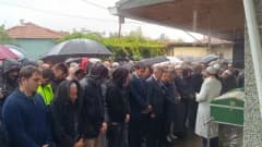 Bilecik Küçükelmalı Köyü'nde okul müdürü Ali Sadefoğlu için düzenlenen cenaze töreninden sağanak yağış altında bir görün