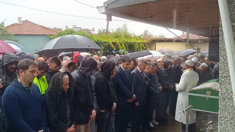 Bilecik Küçükelmalı Köyü'nde okul müdürü Ali Sadefoğlu için düzenlenen cenaze töreninden sağanak yağış altında bir görün