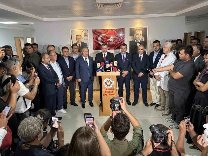Manisa'nın Turgutlu ilçesinde 11 öğrencinin yaralandığı okul önündeki silahlı saldırının ardından İçişleri Bakanı Mustaf