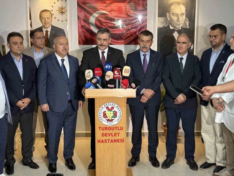 Manisa Turgutlu’da okul önünde silahlı saldırı sonrası hastanede tedavi gören çocuklar ve bakanların ziyaret görüntüsü