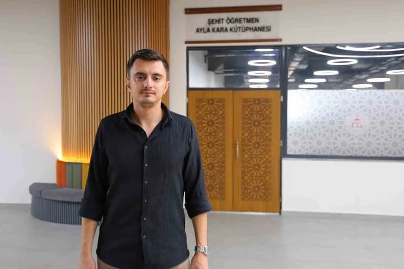 Kahramanmaraş gençlik merkezinde okul saldırısında hayatını kaybeden öğretmen ve öğrencilerin isimlerinin verildiği kütü