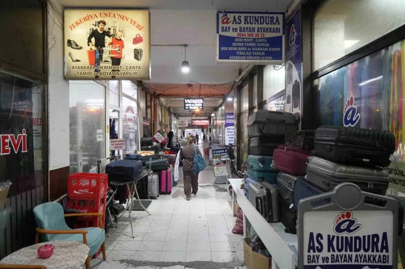 Okul sezonunun açılması ve sürekli yağan yağmurlar, ayakkabı tamircilerinin işine yaradı. Çanta, ayakkabı ve valiz tamir