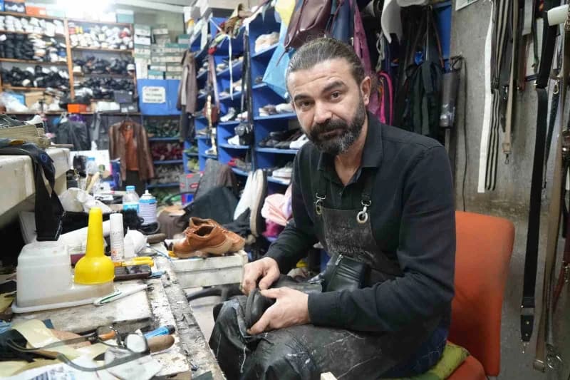 Okul sezonunun açılması ve sürekli yağan yağmurlar, ayakkabı tamircilerinin işine yaradı. Çanta, ayakkabı ve valiz tamir