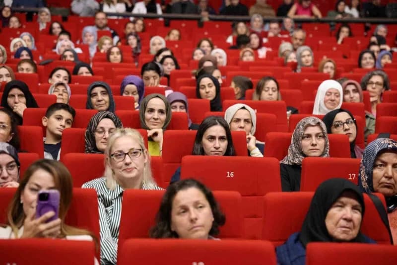 Kocaeli’de “Ailem Kocaeli Buluşmaları” kapsamında düzenlenen programda Doç. Dr. Saniye Bencik Kangal, ailelere çocukları