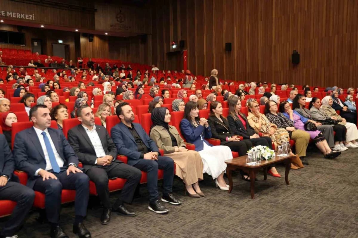 Kocaeli’de “Ailem Kocaeli Buluşmaları” kapsamında düzenlenen programda Doç. Dr. Saniye Bencik Kangal, ailelere çocukları