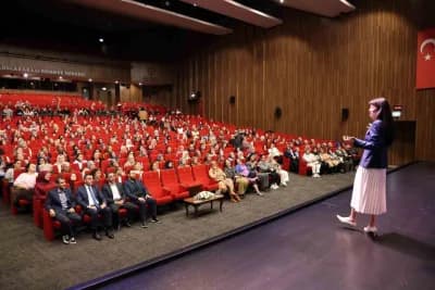 Kocaeli Kongre Merkezi’nde düzenlenen okula uyum programında Doç. Dr. Saniye Bencik Kangal konuşma yapıyor