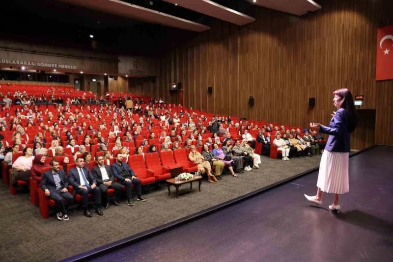 Kocaeli Kongre Merkezi’nde düzenlenen okula uyum programında Doç. Dr. Saniye Bencik Kangal konuşma yapıyor